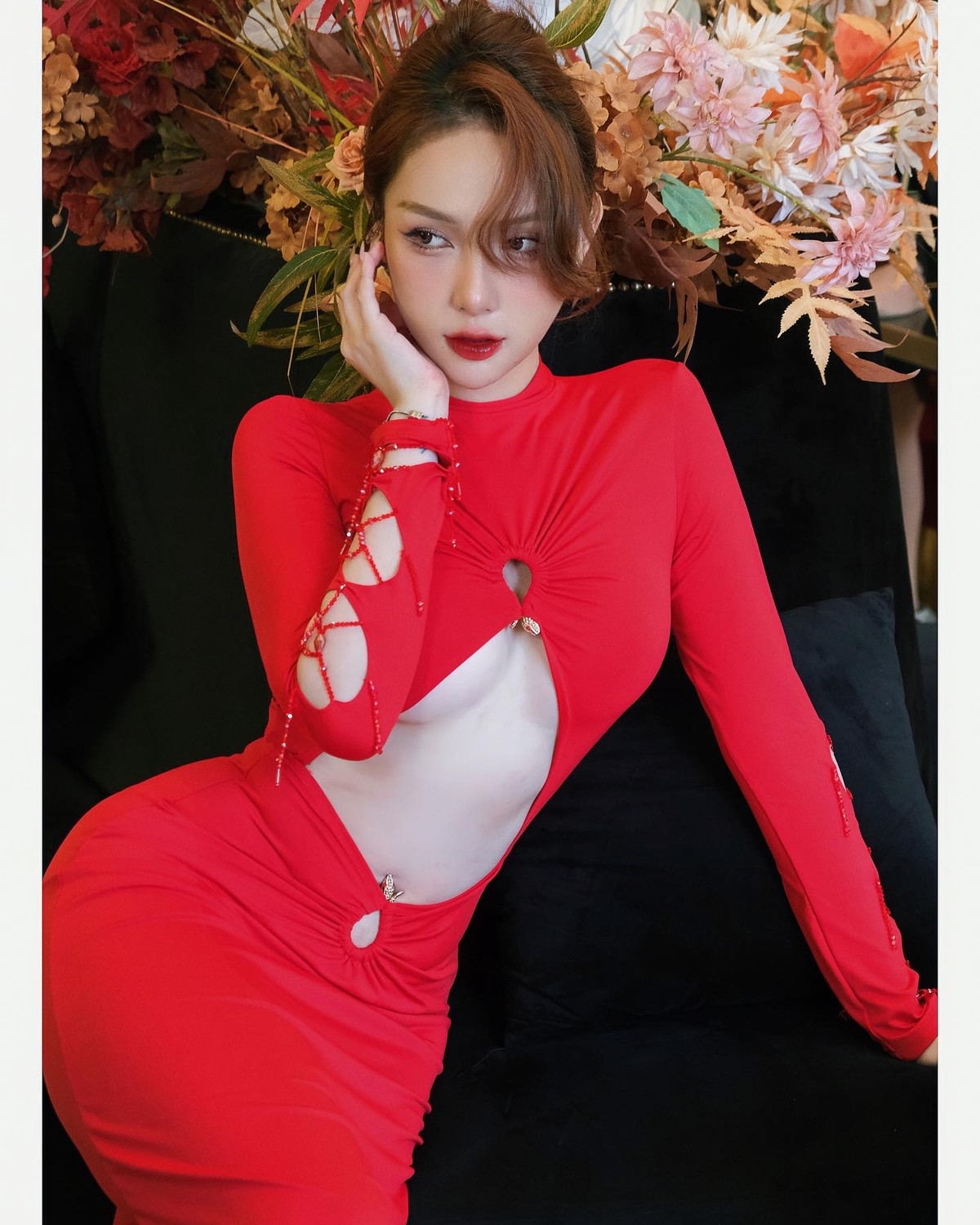 Cô thu hút sự chú ý nhờ gương mặt đẹp và đường cong đầy mê hoặc.