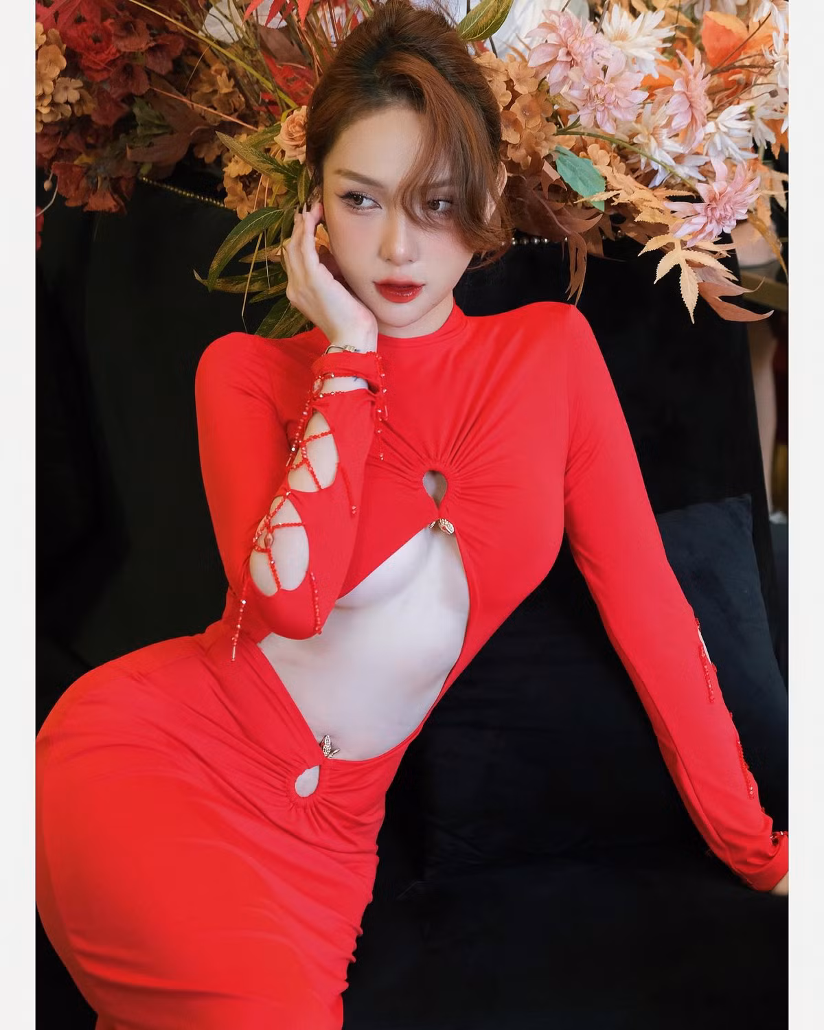 Cô thu hút sự chú ý nhờ gương mặt đẹp và đường cong đầy mê hoặc.