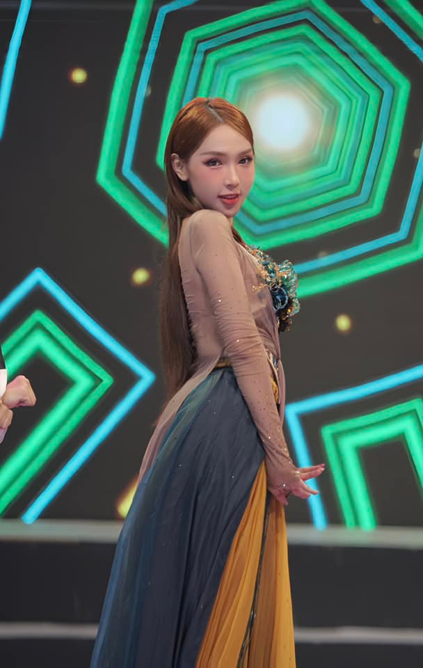 Mym Trần cao 1,75 m, nặng 59 kg, số đo ba vòng lần lượt là 90-67-92 cm.