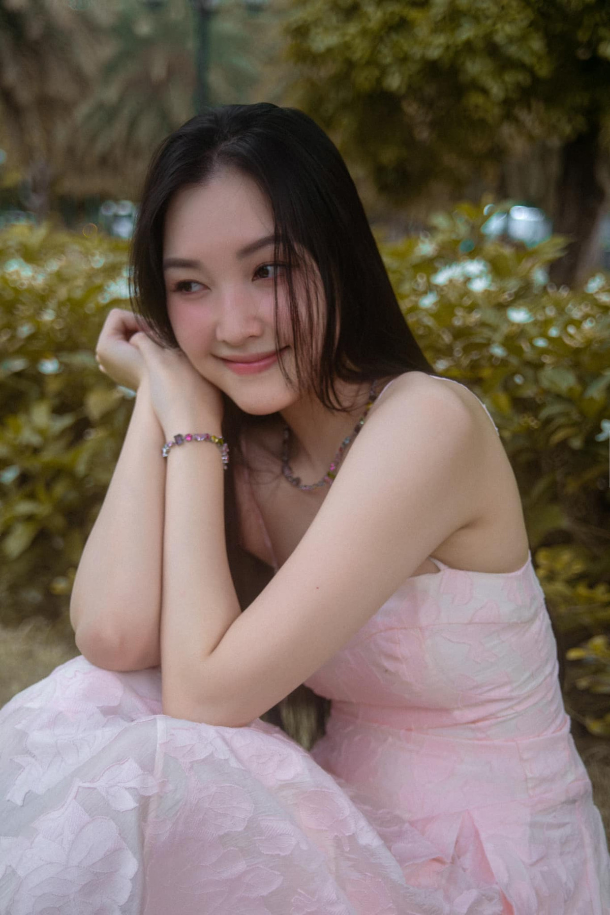 Trong suốt nhiều năm qua, Ngọc Trân chỉ trung thành với mái tóc dài đen óng ả, trang điểm cũng đơn giản khiến netizen ấn tượng.