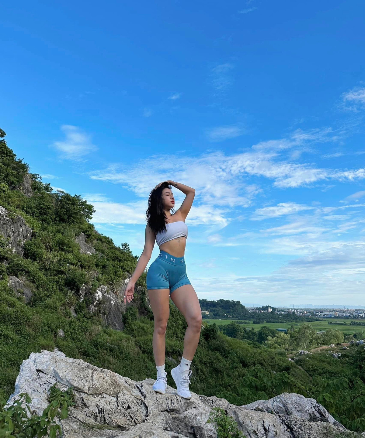 Dưới phần bình luận, cư dân mạng tấm tắc khen ngợi vóc dáng nóng bỏng của Khánh Huyền cũng như cách lựa chọn trang phục tôn hình thể của cô.