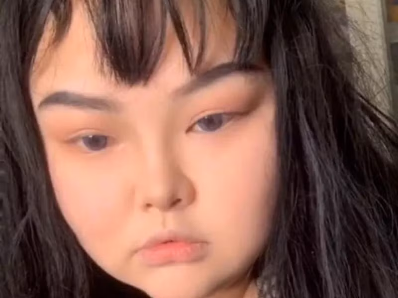 Cụ thể, cô nàng Tuyết Di trong lúc livestream đã tắt nhầm hiệu ứng chỉnh sửa ảnh, lộ khuôn mặt khác xa ảnh trên MXH.