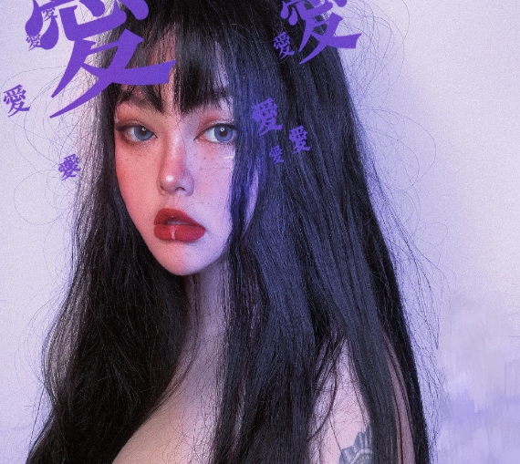 Tuyết Di có khả năng trang điểm, chụp ảnh và sử dụng photoshop rất chuyên nghiệp.