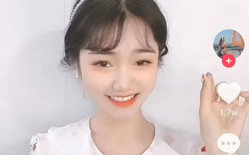 Hot girl mạng Tiểu Triệu được cộng đồng mạng khen ngợi vì diện mạo "thật" không mấy khác biệt với những hình ảnh đã được chỉnh sửa.