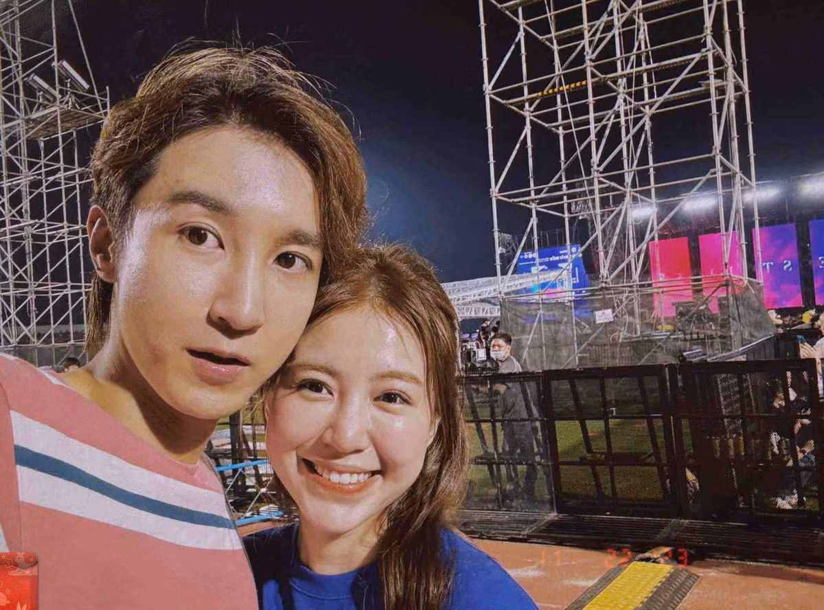 Trong những hình ảnh mới đăng tải, hot girl đời đầu Hà thành để lộ làn da bóng mướt, căng mịn.