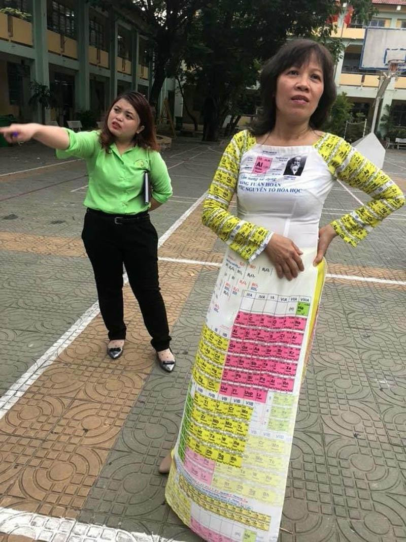 Dù là toán học, hoá học, vật lý hay văn học... tất cả đều được khắc hoạ rõ nét qua những chiếc áo dài vô cùng đặc sắc này.