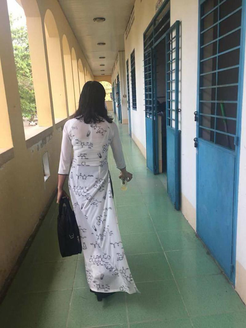 Vừa yêu nghề lại yêu học sinh, các cô giáo quyết định in bài giảng lên luôn áo dài.