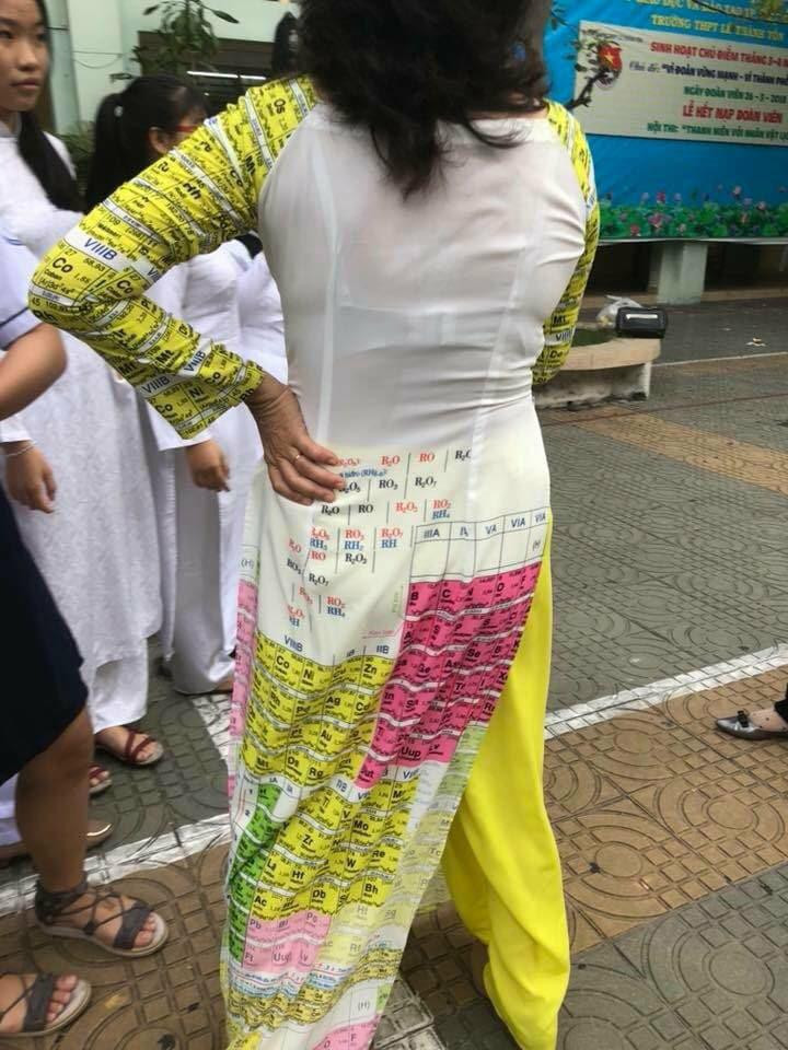 Trong bộ áo dài độc lạ, các cô giáo vẫn giữ được nét đẹp truyền thống bên cạnh đó có sự cuốn hút riêng.