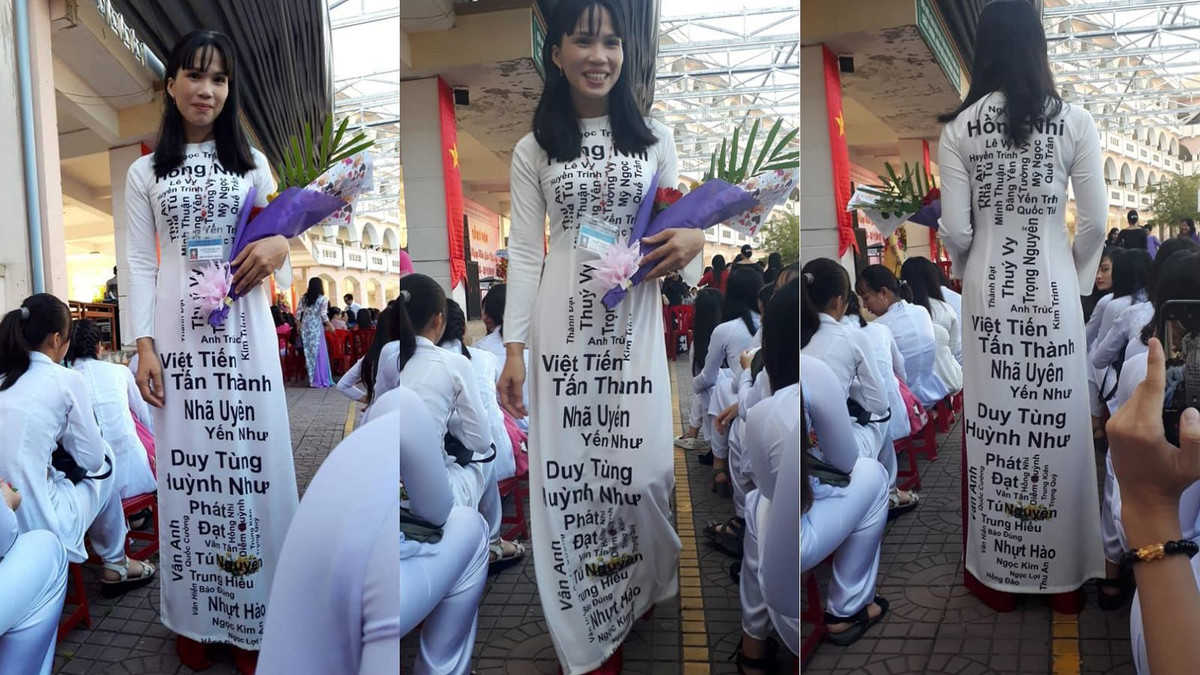 Bức ảnh ghi lại một cô giáo trong chiếc áo dài đặc biệt in đậm tên tất cả các học sinh trong lớp.