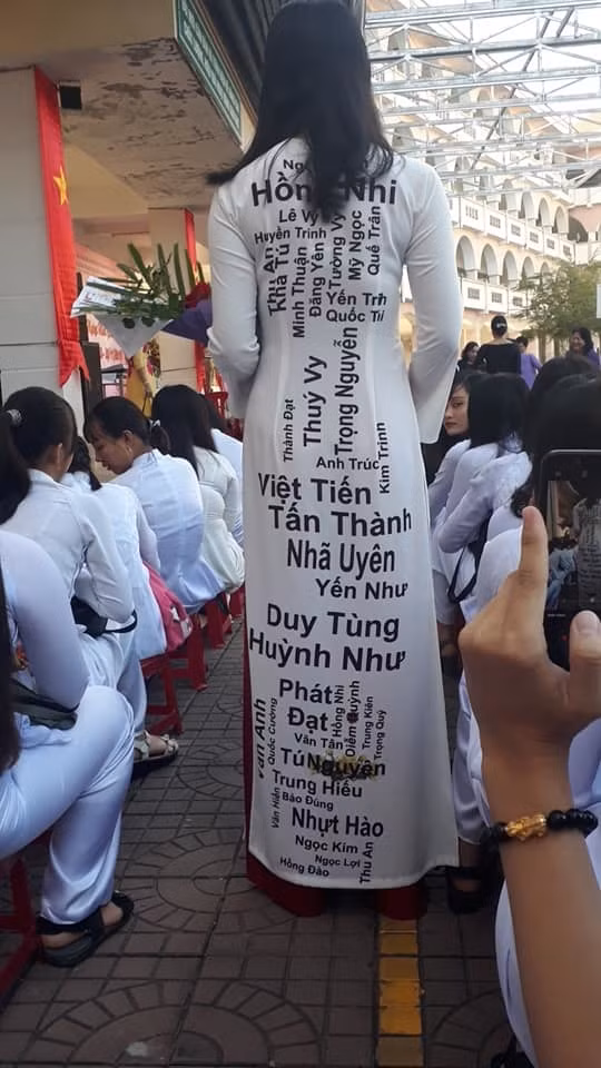 Cũng chỉ từ một chiếc áo dài trắng bình thường nhưng nó mang lại nhiều ý nghĩa bởi vì trên chiếc áo dài đó được in lên tất cả tên của thành viên trong lớp.