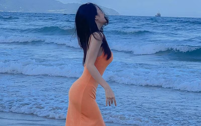 Thay vì đi theo những motip cũ rích, Gonpinkk lại tự mày mò, lên kịch bản với những câu chuyện thân quen với giới trẻ, thậm chí là "đu trend" bằng những video hài hước. Chẳng thế mà sau này, cô được nhiều người gọi vui là “bà hoàng content”. Ảnh: FBNV