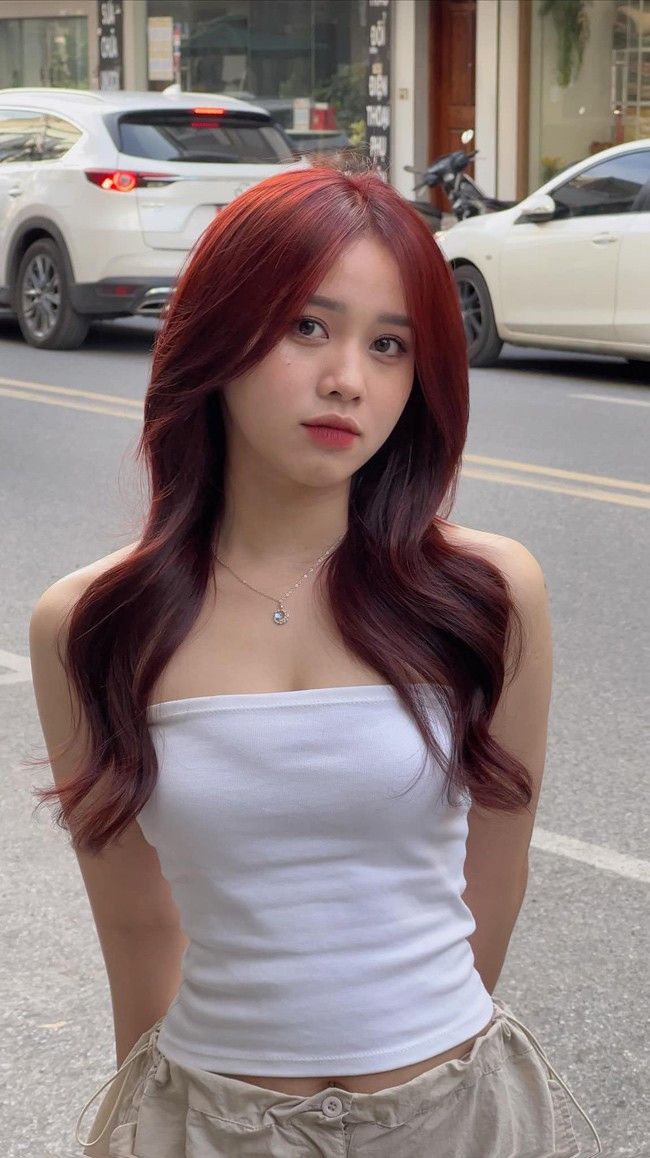 Với vóc dáng cân đối, Hoa Mỹ tự tin thử sức với nhiều phong cách khác nhau.