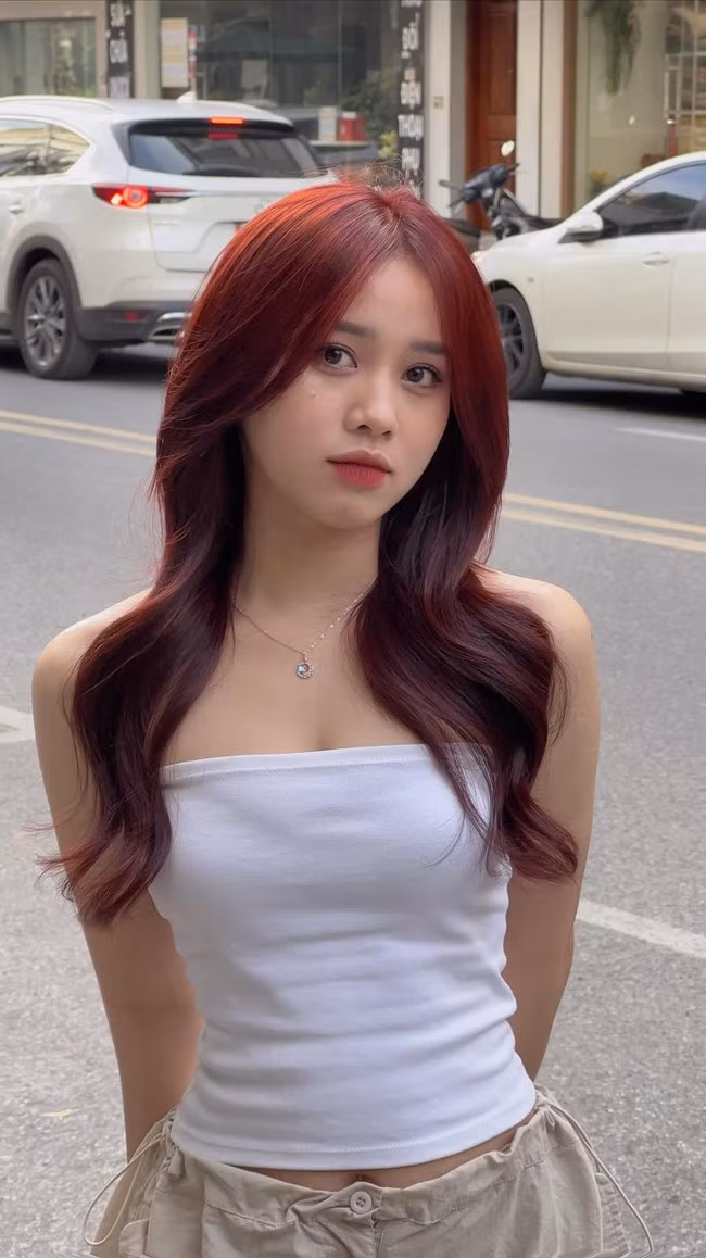 Với vóc dáng cân đối, Hoa Mỹ tự tin thử sức với nhiều phong cách khác nhau.