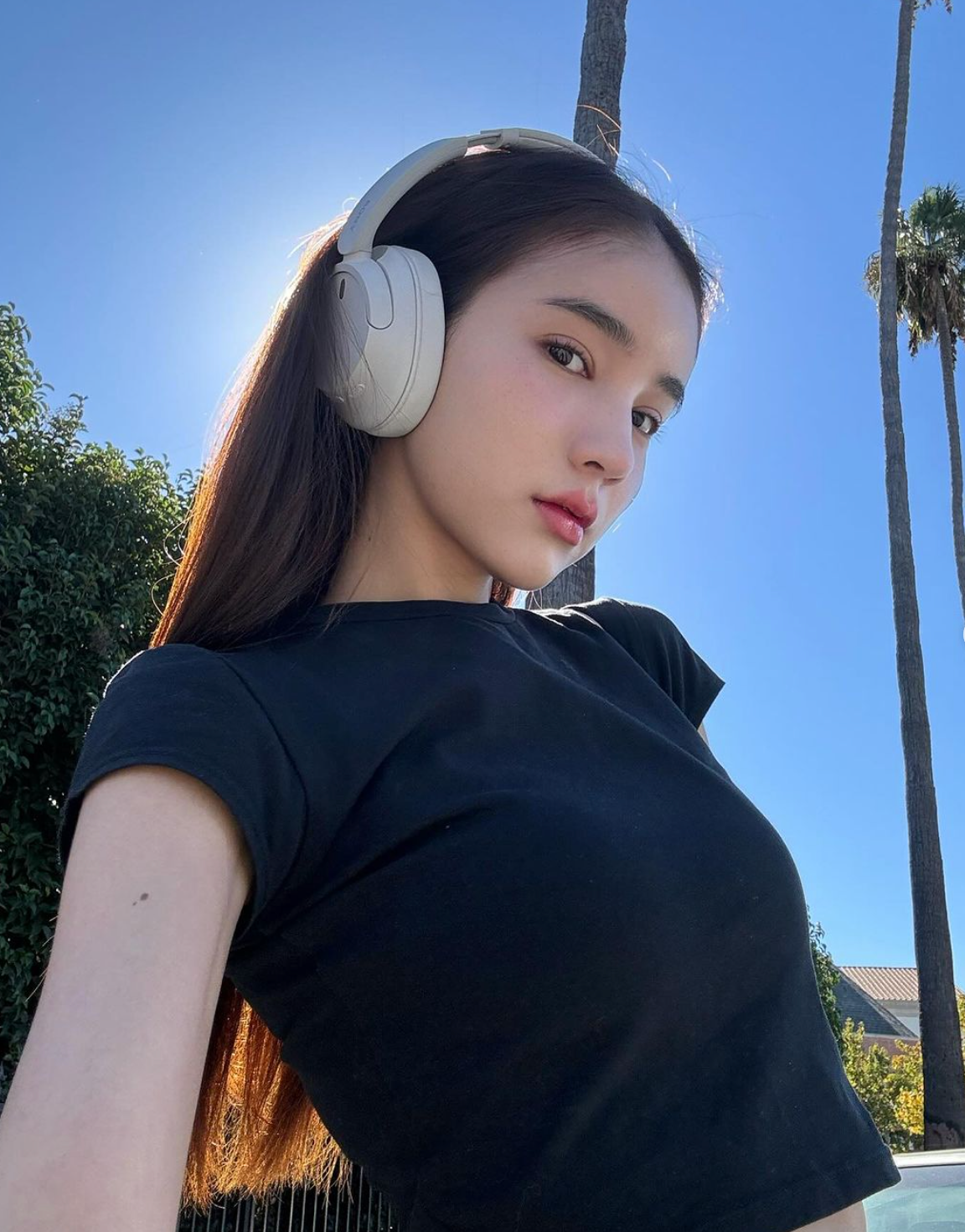 Theo dõi trang cá nhân của Yoshi Rinrada Thurapan, không khó để thấy 9X theo đuổi style trẻ trung, nữ tính nhưng không quá bánh bèo mà trái lại vô cùng thời thượng.