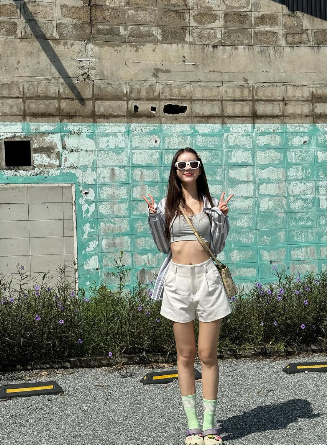 Trong các hình ảnh đăng tải trên mạng xã hội , Yoshi Rinrada tự tin thả dáng trong những bộ váy và áo tắm cắt xẻ táo bạo, tôn lên từng đường cong cơ thể.