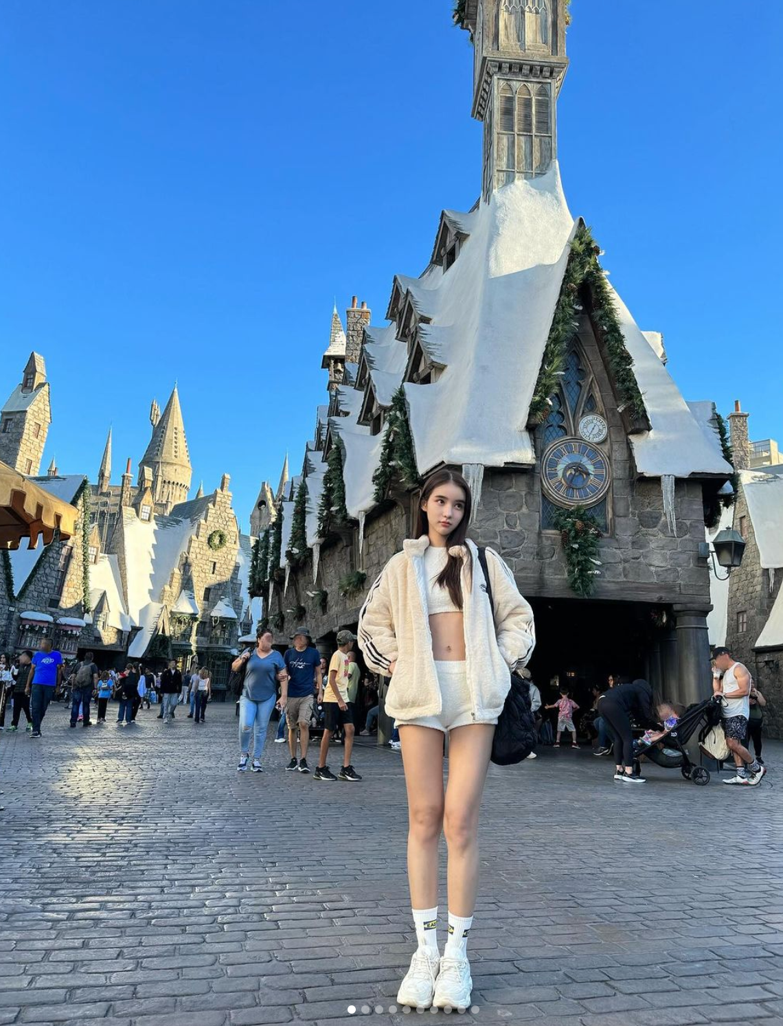 Dù đi ăn quán vỉa hè nhưng cô nàng cũng "lên đồ" rất ra gì và này nọ với các item trendy của làng mốt.