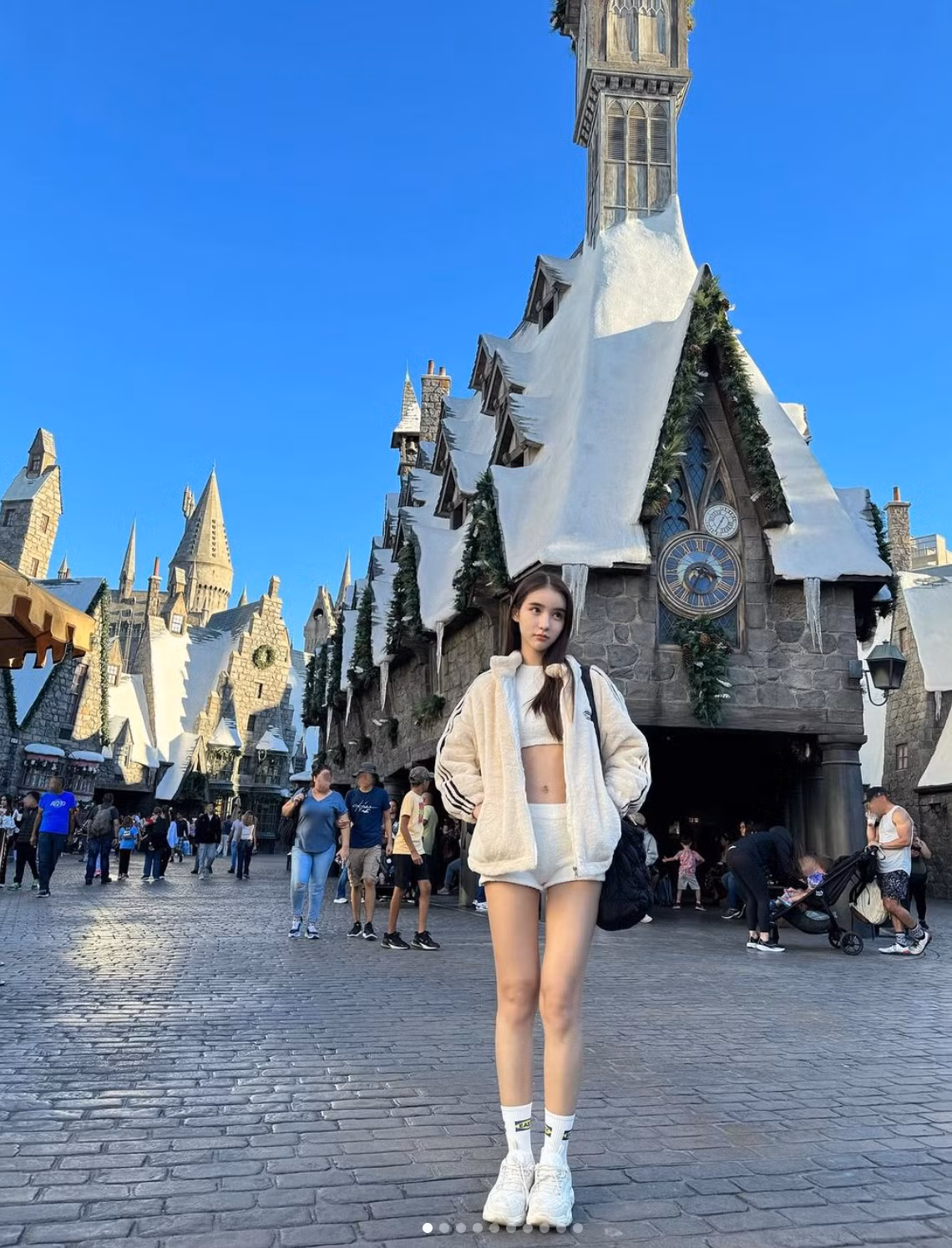 Dù đi ăn quán vỉa hè nhưng cô nàng cũng "lên đồ" rất ra gì và này nọ với các item trendy của làng mốt.