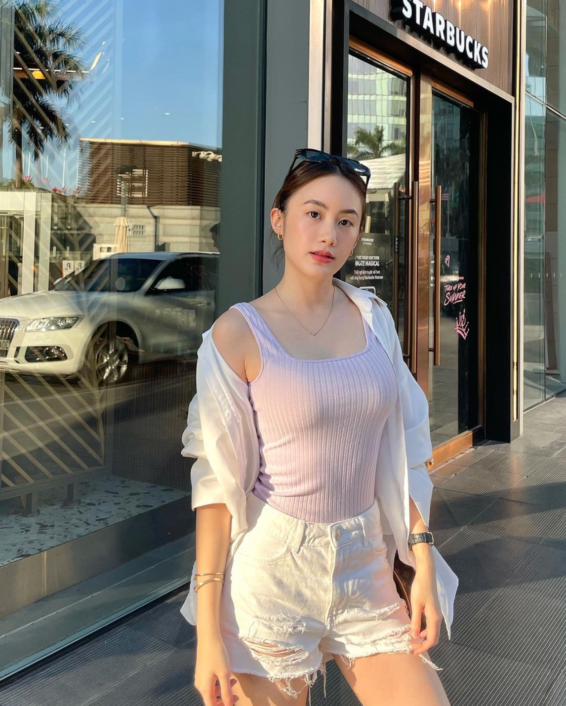 Phoiphailin Sivilay (sinh năm 1997, nick name Chichi Svl) được mệnh danh là "đệ nhất hot girl Lào".