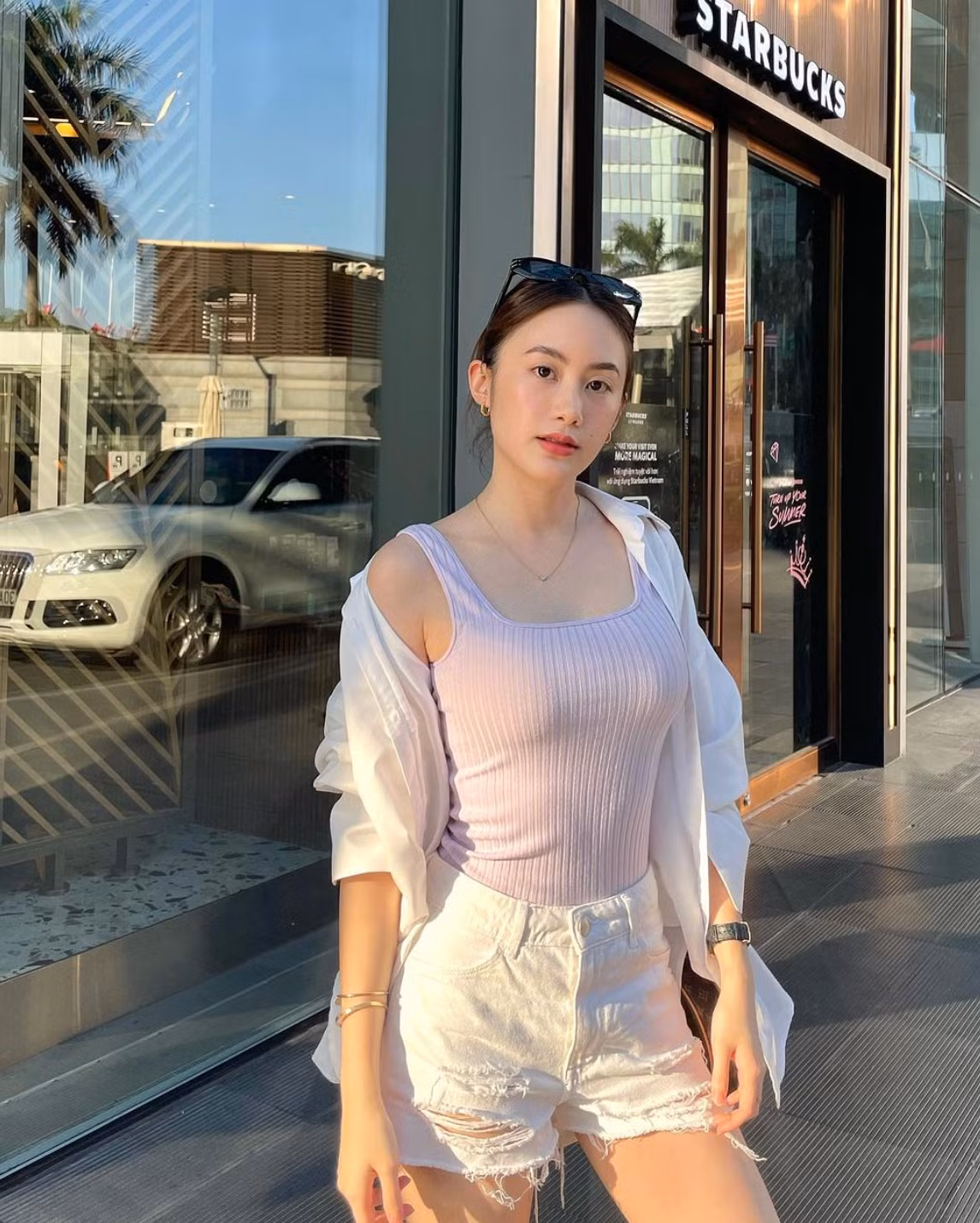 Phoiphailin Sivilay (sinh năm 1997, nick name Chichi Svl) được mệnh danh là "đệ nhất hot girl Lào".