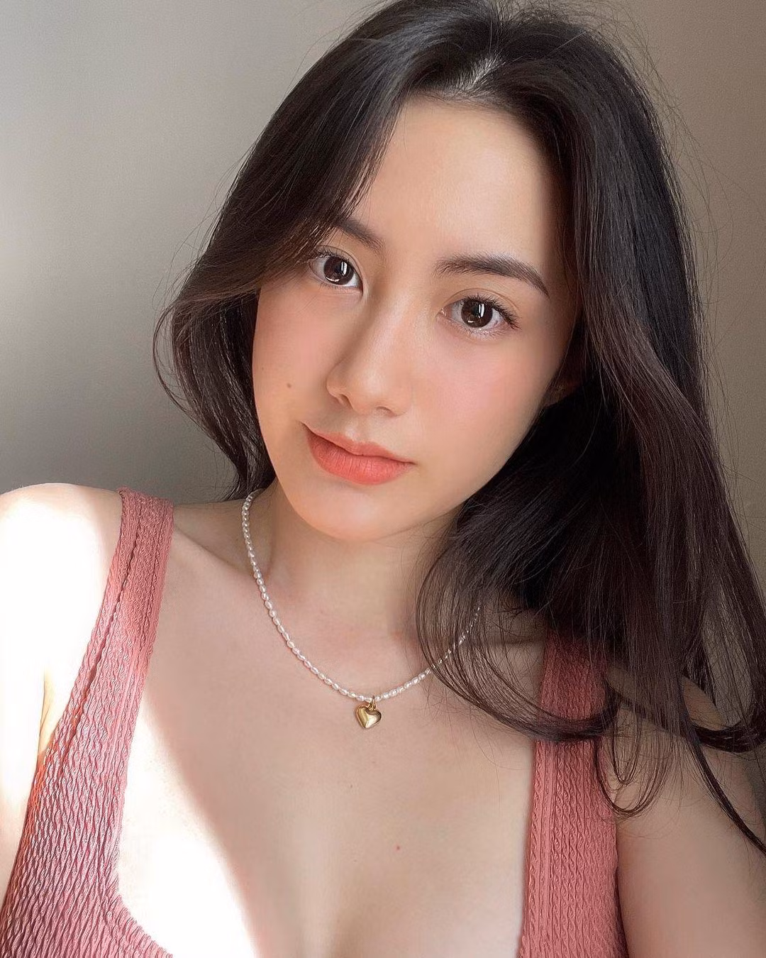 Người đẹp 26 tuổi sở hữu gương mặt chuẩn Á Đông với nét đẹp ngọt ngào, nữ tính, làn da trắng mịn, vóc dáng mảnh mai, nuột nà.