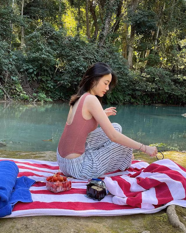 Phoiphailin Sivilay có gốc Việt nhưng cô sinh sống, học tập từ nhỏ ở Lào và rất nổi tiếng trên mạng xã hội Lào.