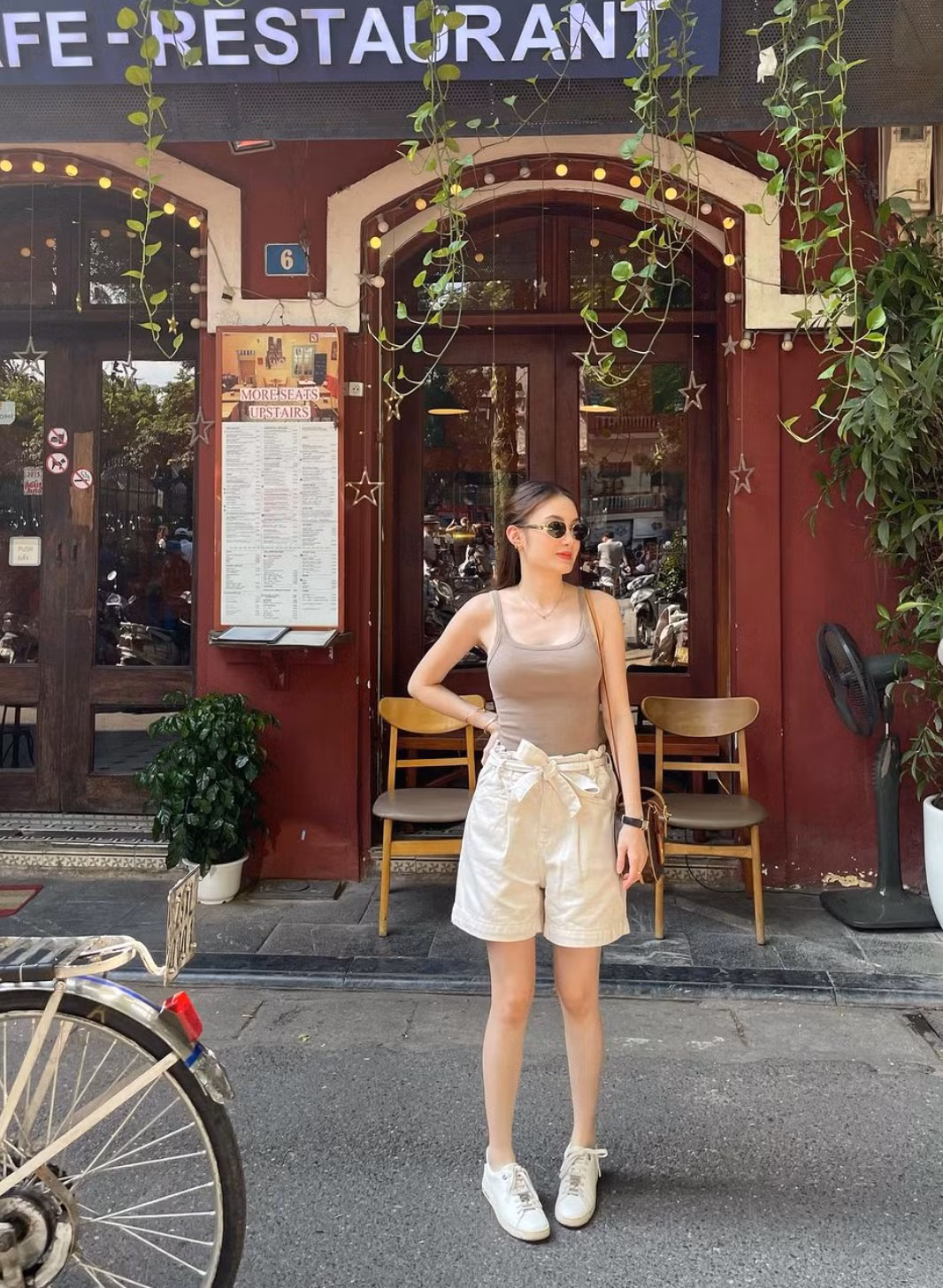 Diện trang phục đơn giản với áo thun, quần jeans short và đi giày thể thao, Phoiphailin Sivilay vẫn nổi bật nhờ vẻ ngoài xinh đẹp, làn da trắng mịn.