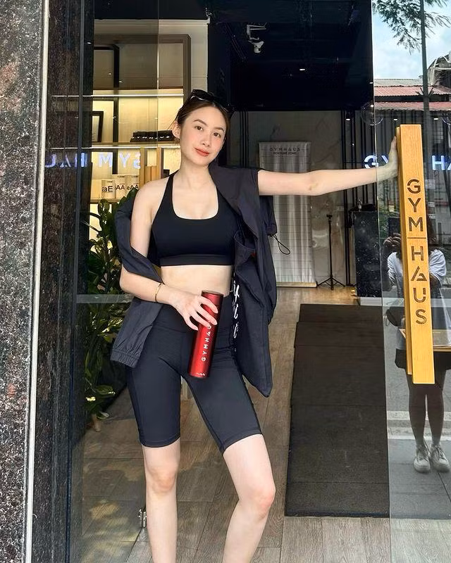 Cô nổi tiếng nhờ vẻ ngoài xinh đẹp, thành tích học tập ấn tượng, có khả năng nói 4 ngôn ngữ: Lào, Việt, Anh, Thái.