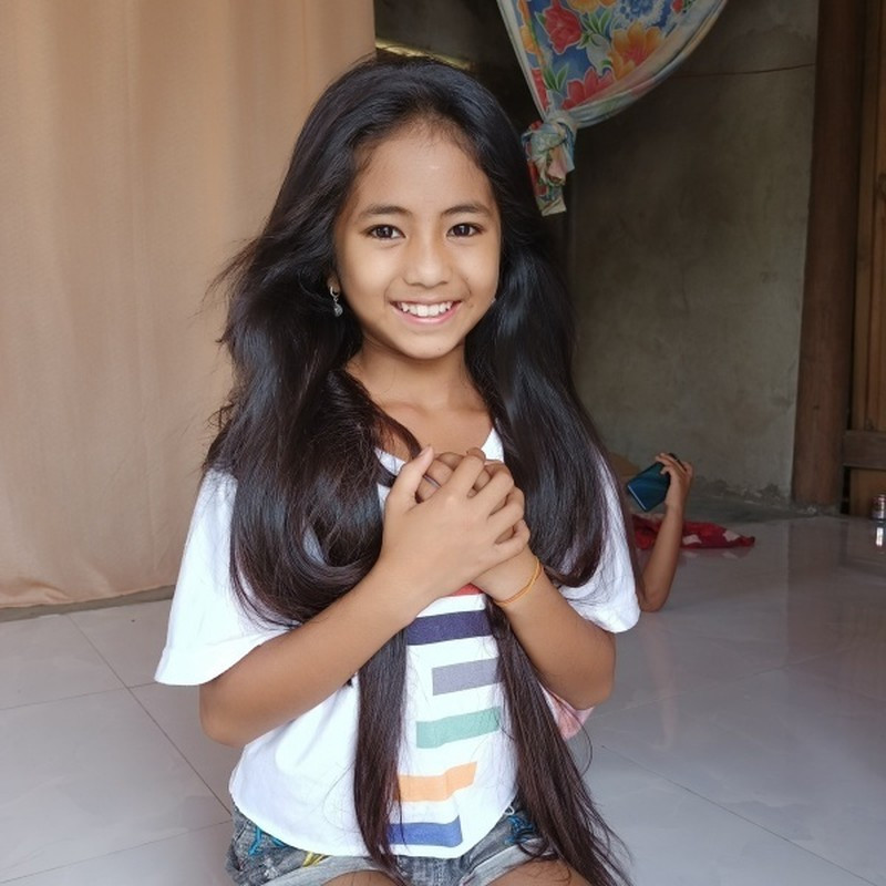 Hồ Thị Khánh Huyền – còn được gọi là cô bé dân tộc Pa Cô bất ngờ nổi lên như 1 hiện tượng nhờ loạt clip khoe gương mặt nổi bật và kĩ năng catwalk "thần sầu" của mình.