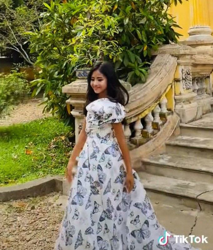 Bên cạnh luyện tập catwalk, Khánh Huyền vẫn chăm chỉ đến trường học tập để trau dồi thêm về trình độ ngoại ngữ, học vấn. Ảnh: Tổng hợp