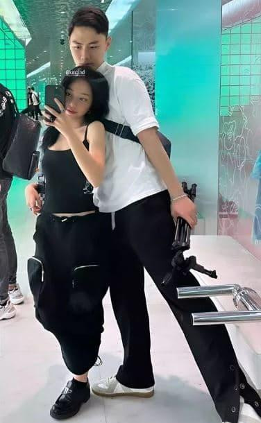 Hiện, phía nữ streamer chưa đưa ra thông báo chính thức. Tuy nhiên, nhiều ý kiến nhận định, kể cả có là một đám cưới thực sự thì đây là đoạn kết viên mãn mà nữ streamer xứng đáng được nhận.