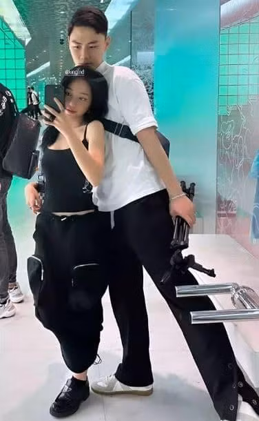 Hiện, phía nữ streamer chưa đưa ra thông báo chính thức. Tuy nhiên, nhiều ý kiến nhận định, kể cả có là một đám cưới thực sự thì đây là đoạn kết viên mãn mà nữ streamer xứng đáng được nhận.