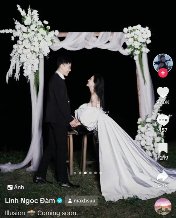 Cụ thể, nữ streamer Linh Ngọc Đàm và bạn trai chụp ảnh với bối cảnh cổng cưới bên bờ biển, nam nữ chính diện trang phục dâu rể cách điệu khiến netizen xôn xao.