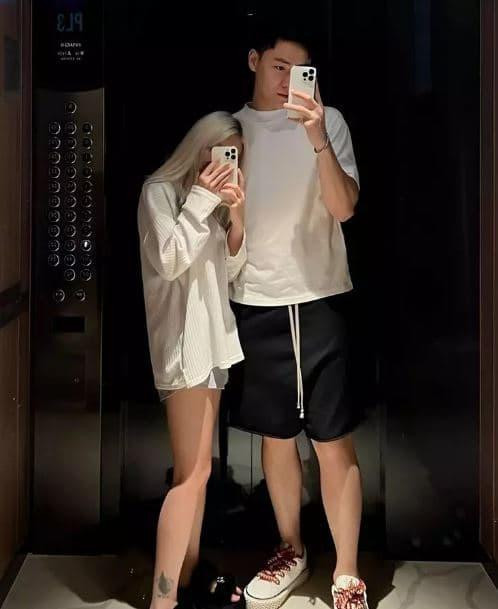 Linh Ngọc Đàm cho rằng, khi bước vào một mối quan hệ tình cảm, việc công khai khiến cho nửa kia yên tâm, tin tưởng vào tình yêu của hai người.