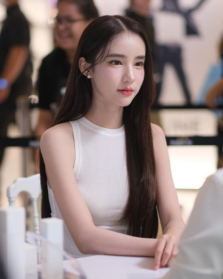 Nhờ gương mặt khả ái, dịu dàng cùng vẻ đẹp ngây thơ, trong sáng và vóc dáng vạn người mê, cô được fan ưu ái gọi với biệt danh “thiên thần chuyển giới”, “người đẹp không góc chết”, “thần tiên tỉ tỉ” hay “AngelaBaby Thái Lan”.