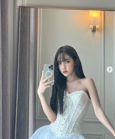 Trong các hình ảnh đăng tải trên mạng xã hội , Yoshi Rinrada tự tin thả dáng trong những bộ váy và áo tắm cắt xẻ táo bạo, tôn lên từng đường cong cơ thể.