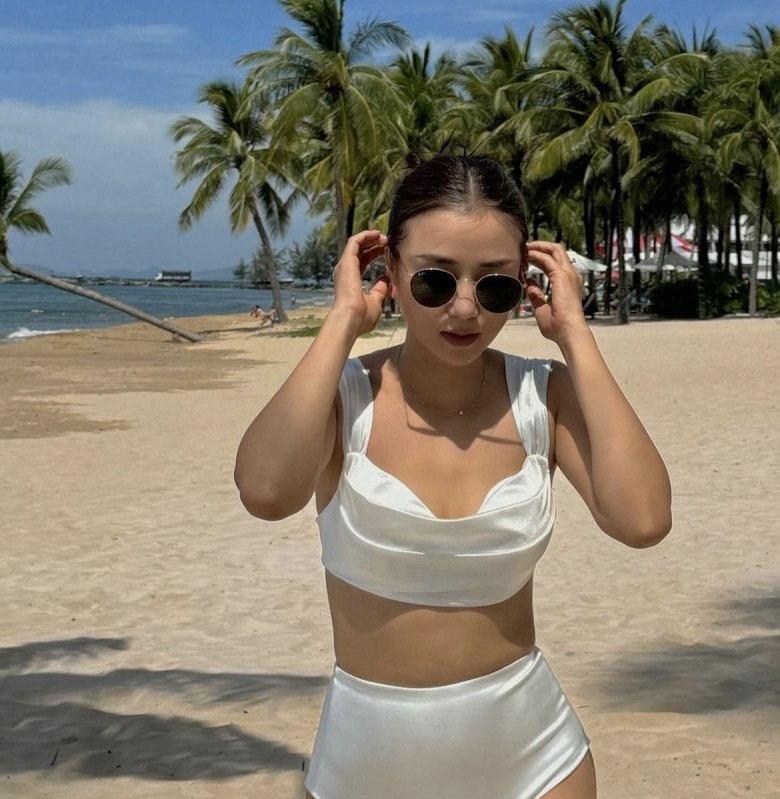 Thời gian qua, gia đình cựu hot girl Salim có những chuyến du lịch biển, cô nàng không ngần ngại diện đồ bơi và tạo dáng.