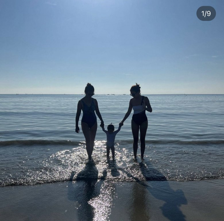 Salim chọn đồ tắm siêu khéo, che được những điểm cần che.