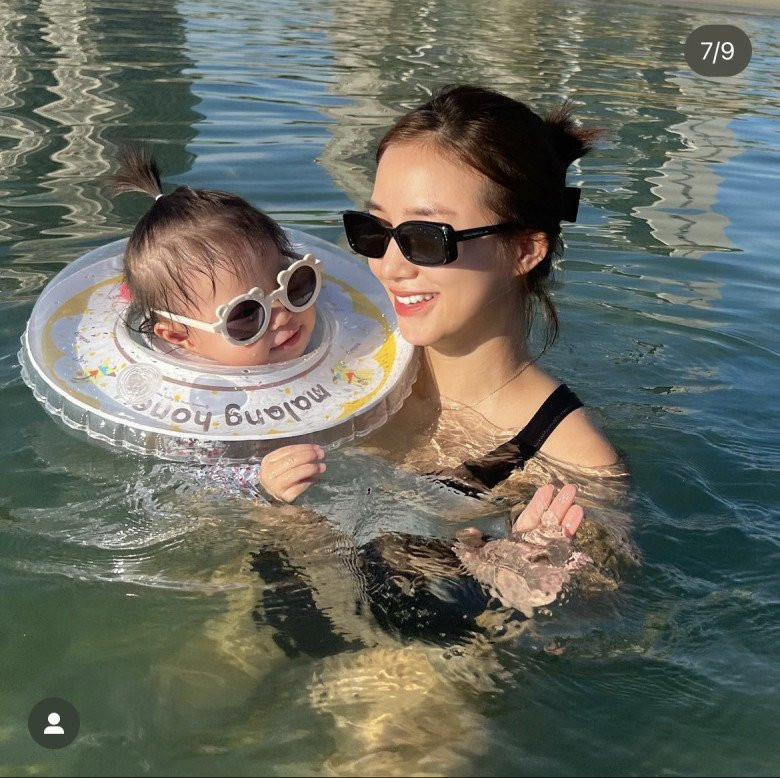 Mặc dù đã làm mẹ nhưng Salim vẫn giữ được vóc dáng khá thon gọn.