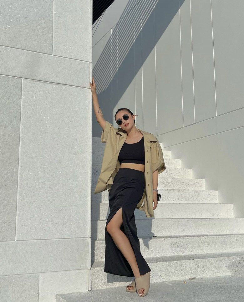 Thế nhưng, kể từ khi có bé Pam, hot girl tiết chế hơn trong phong cách ăn mặc. Cô thường chỉ diện những món đồ tinh giản, năng động mà vẫn đảm bảo được tính thời trang và phong cách.