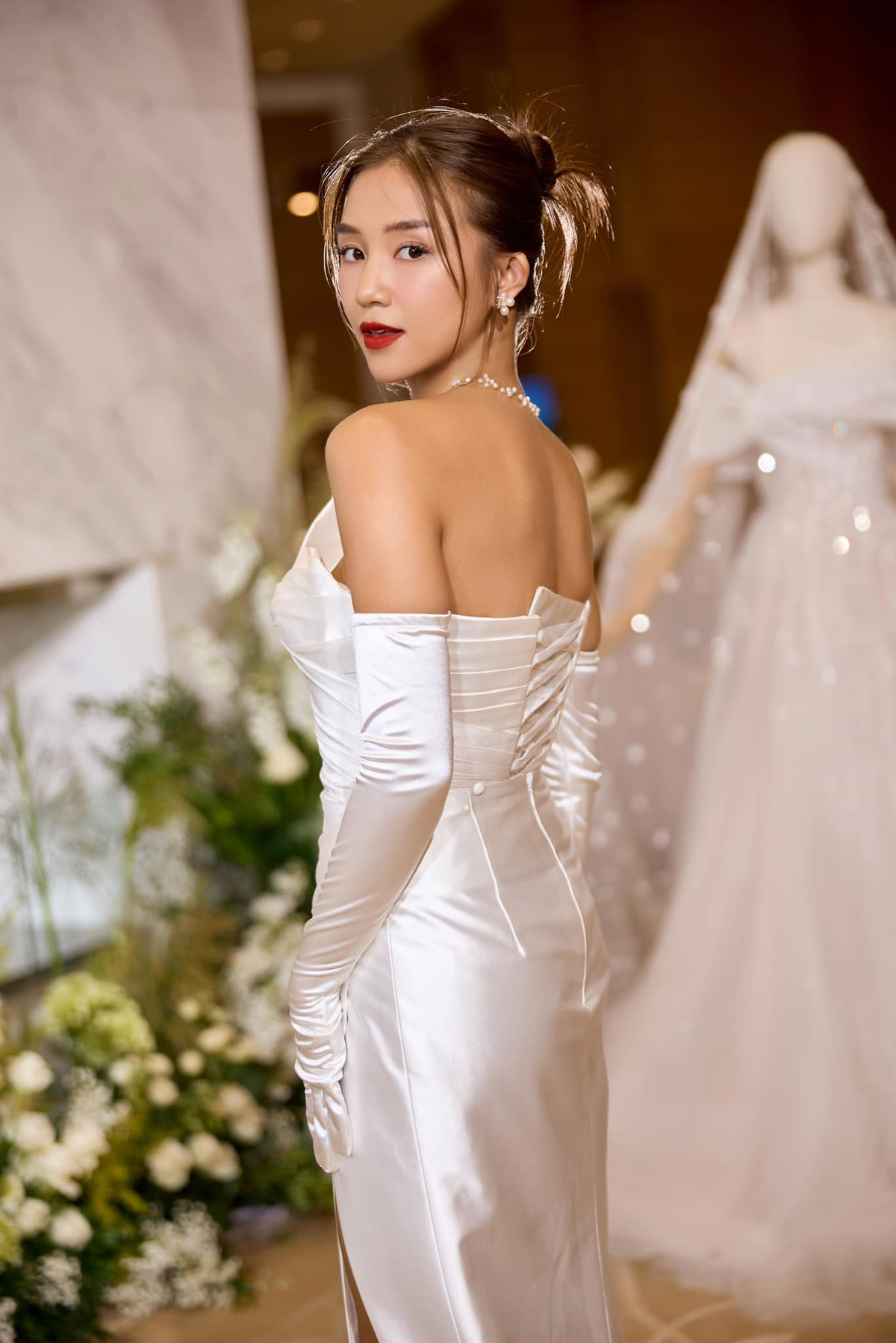 Thời gian gần đây, con dâu tập đoàn may mặc này được khán giả quan tâm bởi cuộc sống hôn nhân viên mãn bên cạnh chồng và con gái đầu lòng nổi tiếng tên Pam.