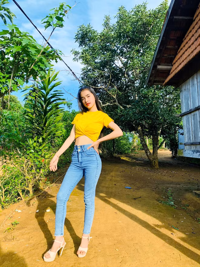 Sau khi nổi tiếng, cô gái dân tộc chuộng những bộ trang phục ôm sát tôn đường cong hình thể.