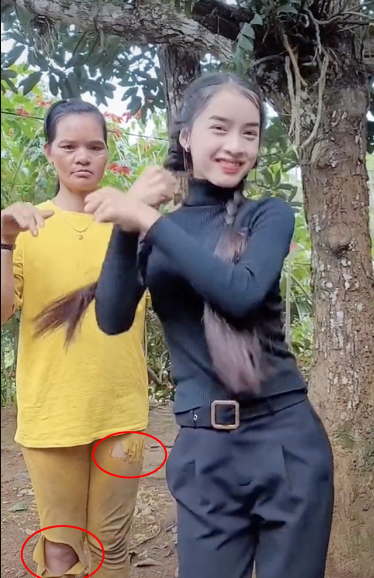 Nhìn trang phục đối lập của con gái và mẹ khiến nhiều netizen không hài lòng.