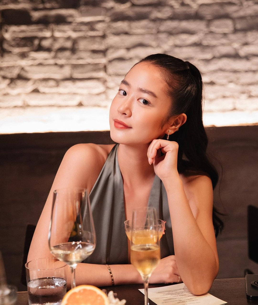 Amandine Thùy Trinh còn thu hút sự chú ý khi từng có cơ hội trở thành nữ chính chương trình Người ấy là ai 2022 và xuất hiện trong video ca nhạc Trốn tìm của rapper Đen Vâu.