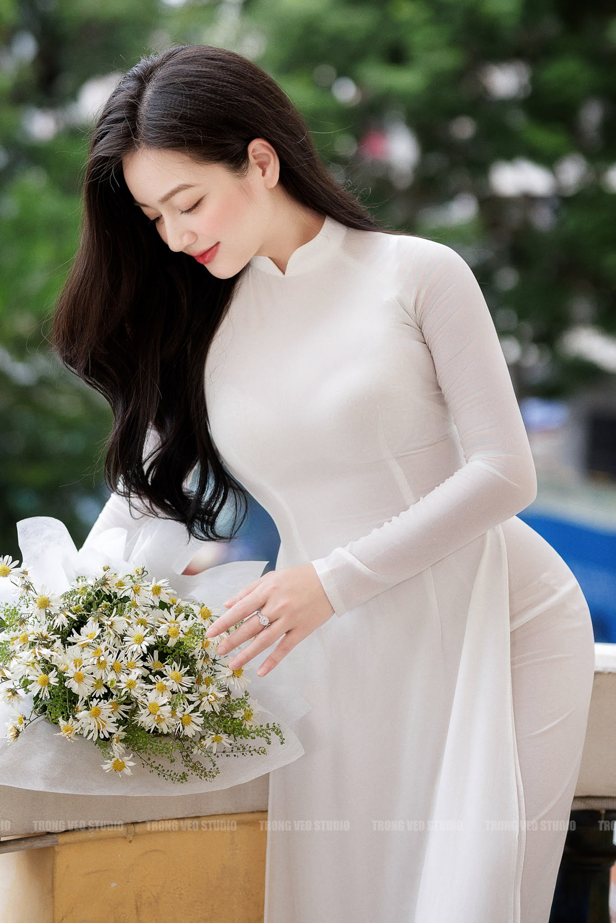 Không chỉ được netizen ưu ái dành tặng danh xưng "thiên thần áo dài", Quỳnh Trâm còn được khen ngợi là mặc áo dài đẹp như hoa hậu Mai Phương Thúy.