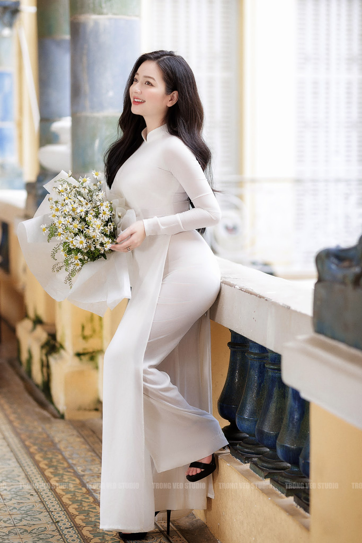 Hot girl Sài thành thả dáng xinh đẹp như nàng thơ bên loài hoa báo đông và nhận về nhiều lời khen ngợi từ cư dân mạng.