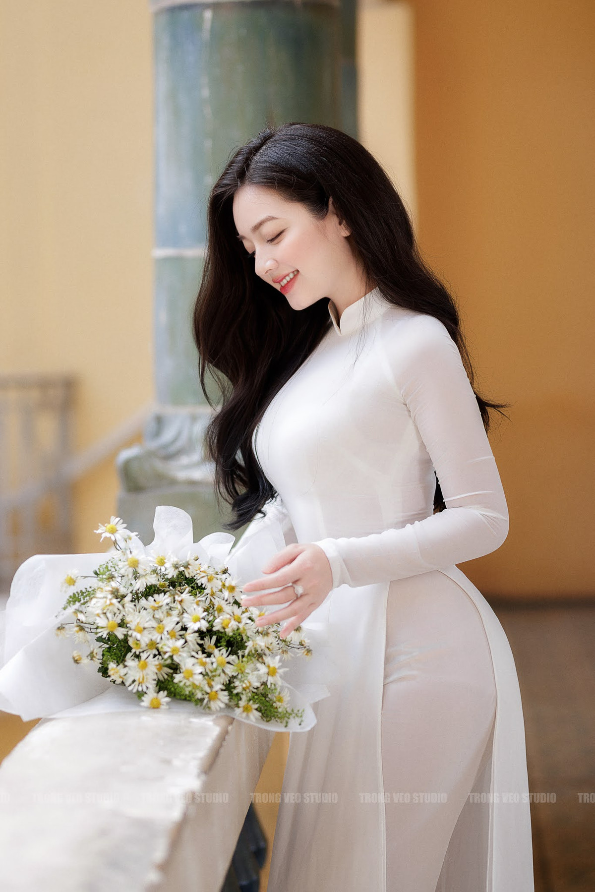 Mới đây, hot girl áo dài này tiếp tục gây mê người xem khi tung bộ ảnh bên cúc hoạ mi đầu mùa.