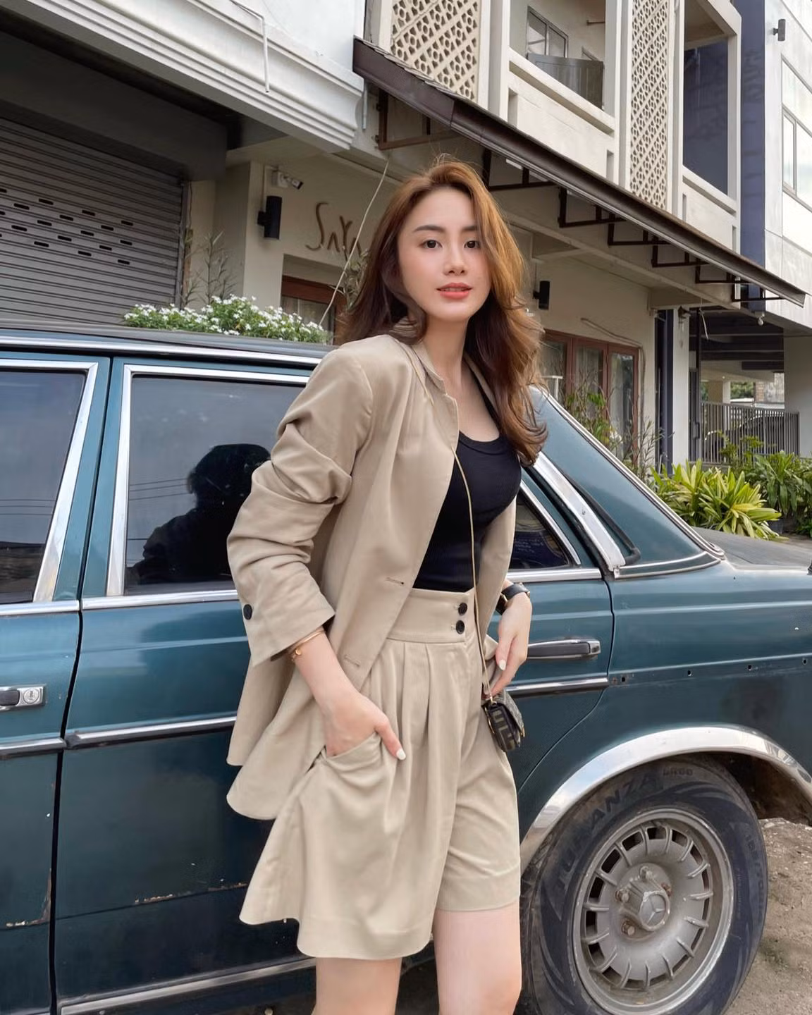 Hiện tại, người đẹp tích cực tham gia các hoạt động nghệ thuật và phát triển thương hiệu thời trang cá nhân tại thị trường Lào.