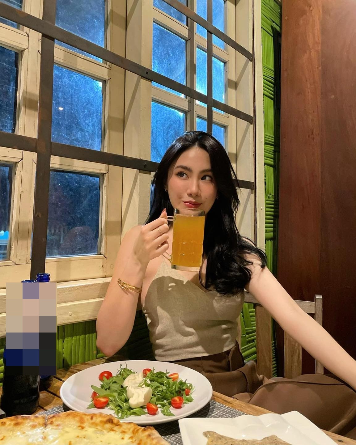 Một điều khiến dân mạng cực kỳ bất ngờ là Chichi Svl là con gái gốc Việt. Tên tiếng Việt của cô là Nguyễn Mai Chi.