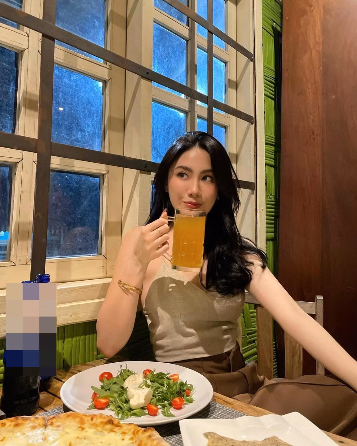 Một điều khiến dân mạng cực kỳ bất ngờ là Chichi Svl là con gái gốc Việt. Tên tiếng Việt của cô là Nguyễn Mai Chi.