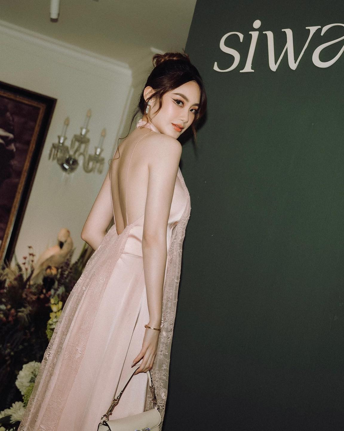 Phoiphailin Sivilay (sinh năm 1997, nick name Chichi Svl) được mệnh danh là đệ nhất hot girl Lào nhờ ngoại hình xinh đẹp và trình độ học vấn cao.